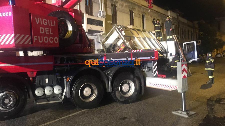 Si stacca il cassone del camion dei rifiuti, intervengono i vigili del fuoco 55 reggio vv ff mezzo rifiuti cassone 01