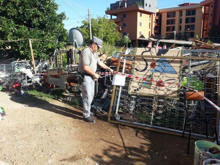 Discarica abusiva a Rende nel cortile di un'abitazione 209 rende discarica