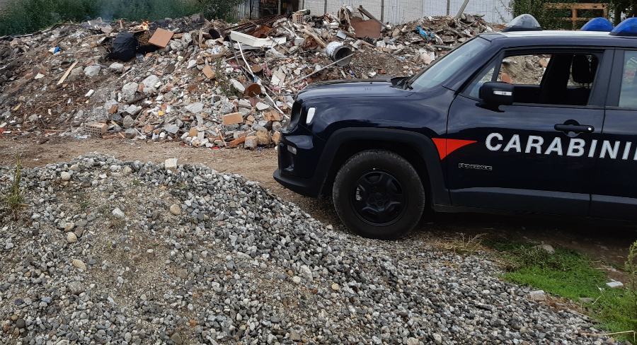Usavano un terreno come discarica e smaltivano rifiuti incendiandoli, due arresti 51 rifiuti carabinieri 1