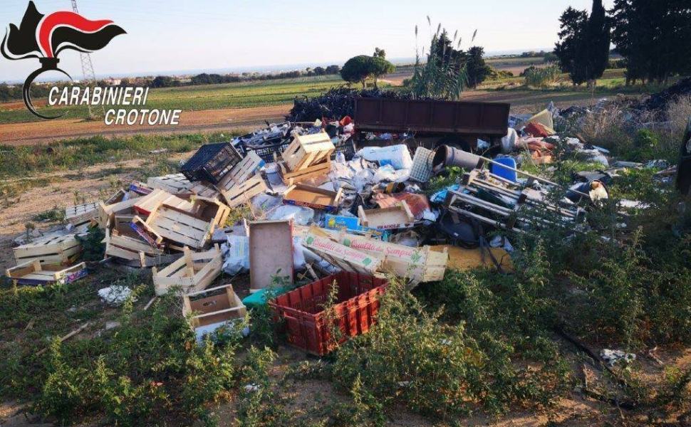 rifiuti discariche crotonese carabinieri 01