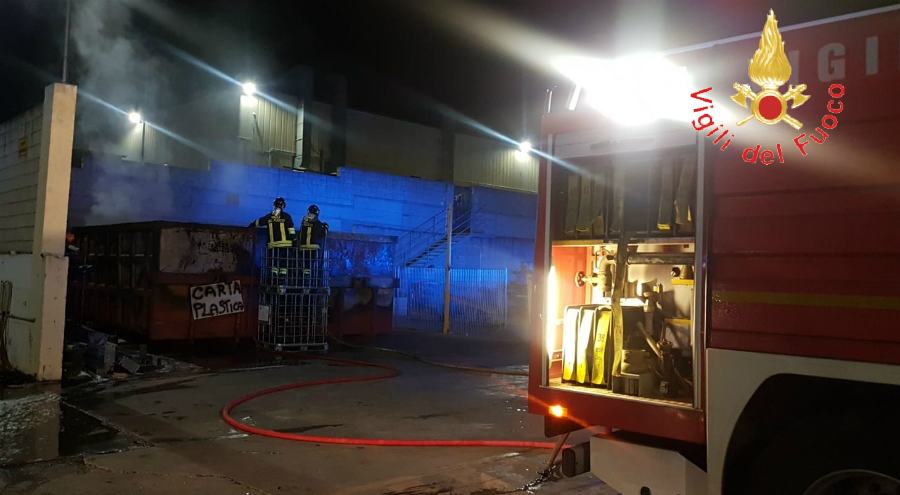 Rifiuti in fiamme davanti ad un'azienda nautica 53 rifiuti fiamme vigili fuoco 01