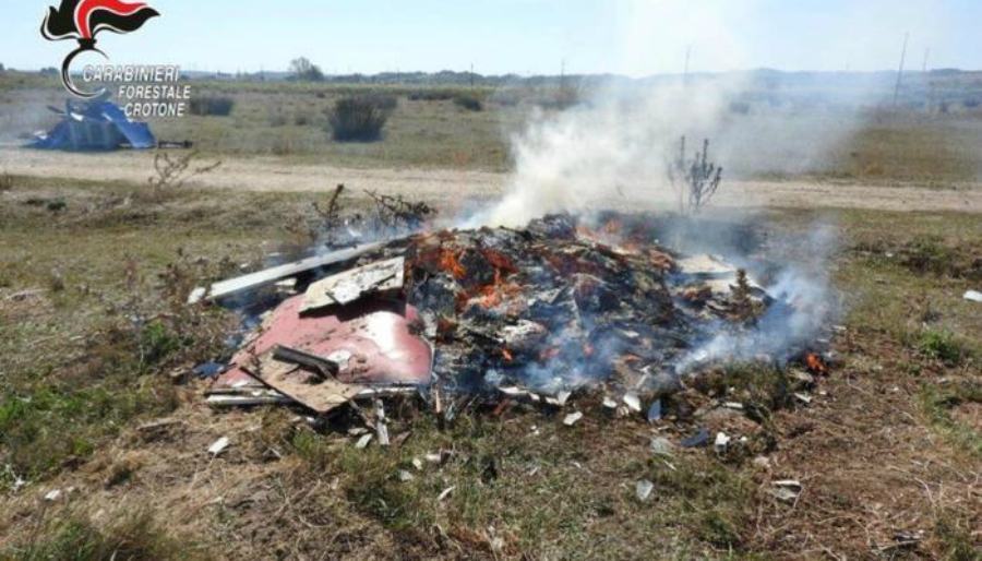 rifiuti incendiati crotone carabinieri