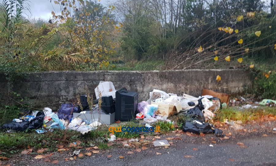 rifiuti ingresso contrava vallone rende 02