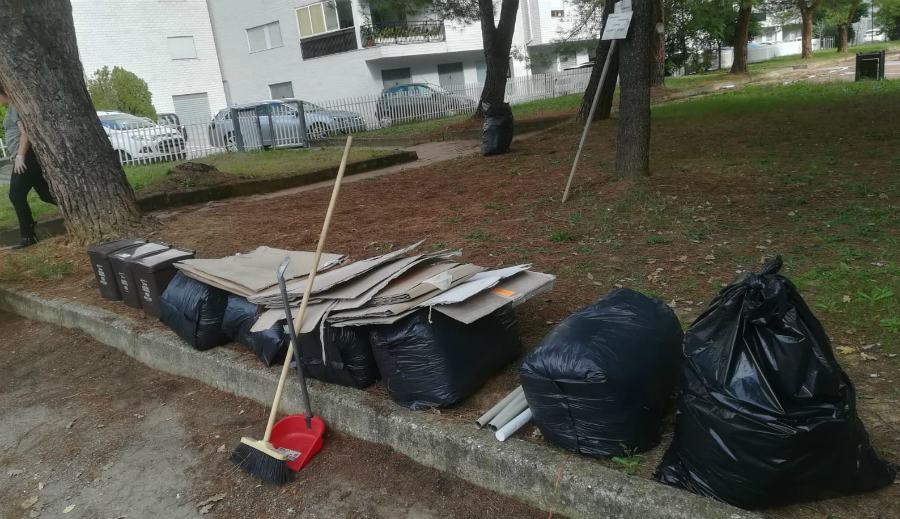 rifiuti raccolti dai residenti su viale dei Giardini