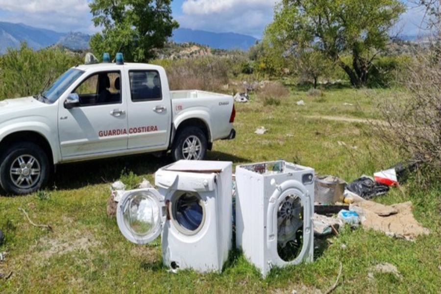 Rifiuti all'interno dell'alveo del "Novito", sequestrata un'area 4 di km 51 rifiuti roccella guardia costiera