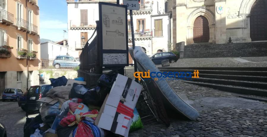 rifiuti spazzatura cosenza maggio centro storico duomo 2