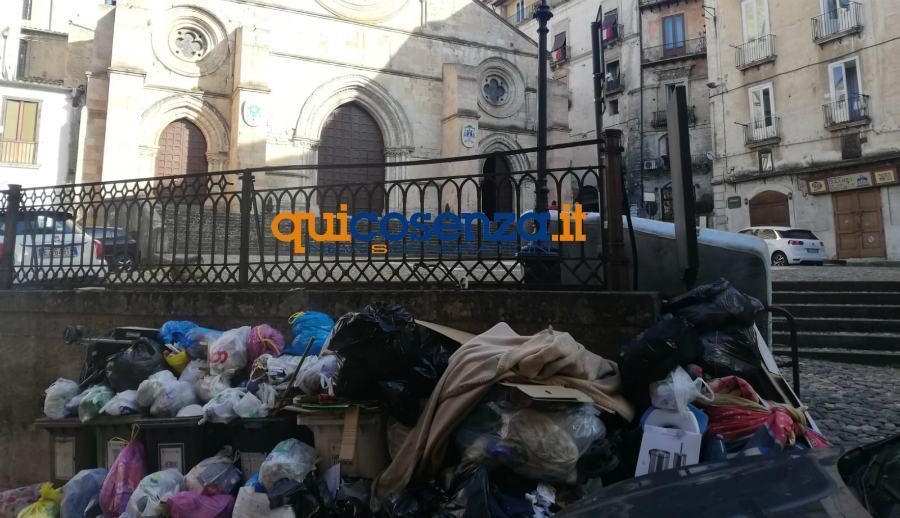 rifiuti spazzatura cosenza maggio centro storico duomo 4