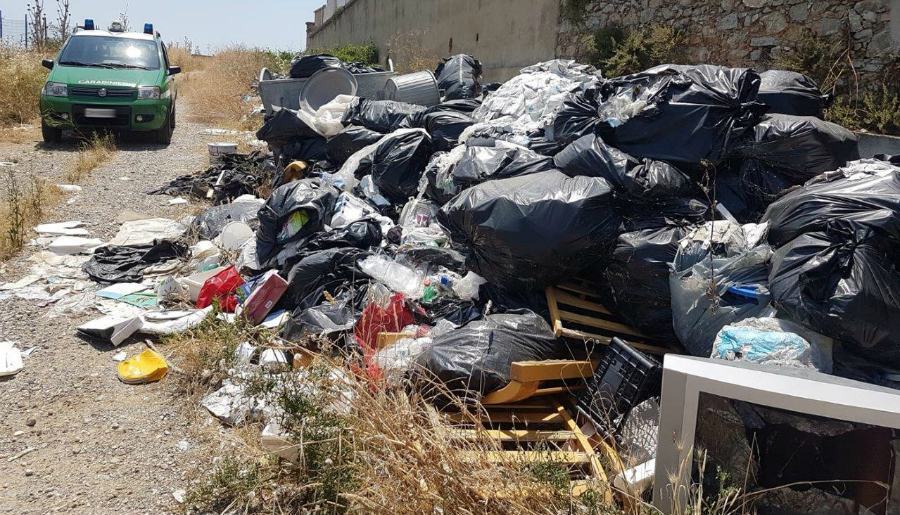Spezzano Albanese: rifiuti e sbancamenti abusivi, scattano sequestri e denunce 53 rifiuti spezzano carab forestali