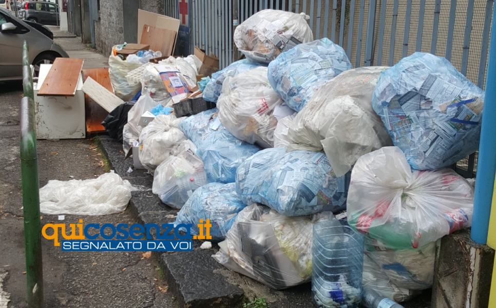 rifiuti via pasquale rossi 02