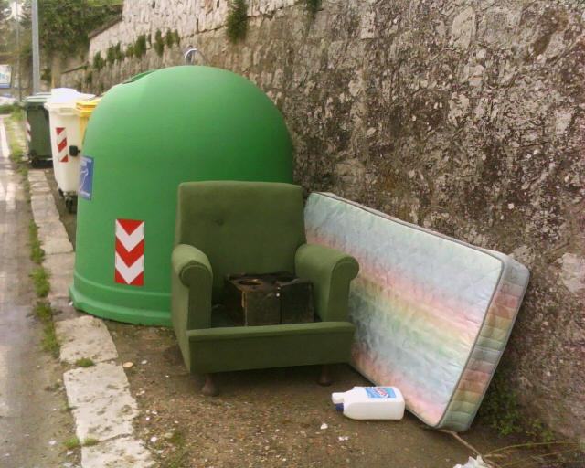rifiuti abbandonati in via pas 1