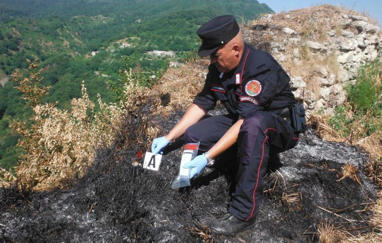 Incendi, appicca diversi roghi nei boschi di Albidona: arrestato 54enne 80 rilievo incendi vari