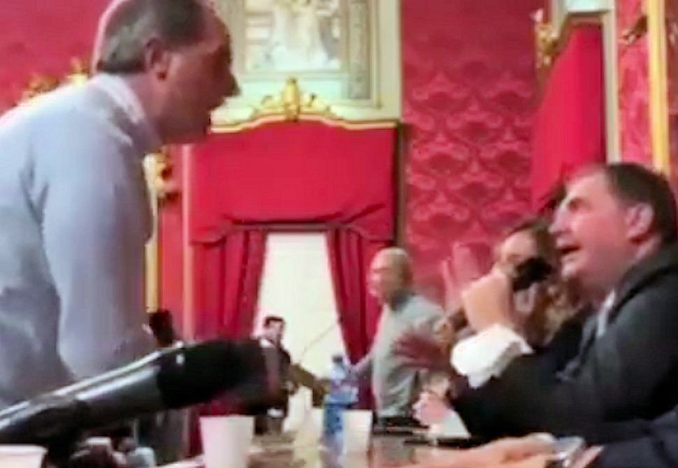 Cosenza, l'assemblea provinciale del PD finisce in rissa 74 rissa Pd salone degli specchi