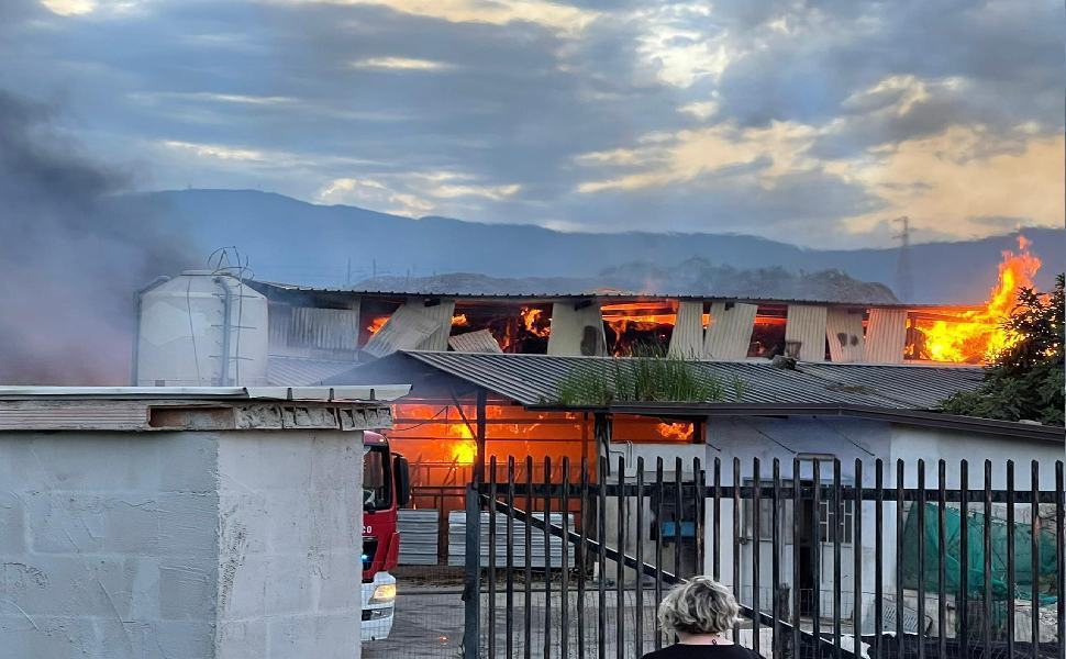 Paura a Rende, vasto rogo distrugge un fienile 51 rogo contrada lecco 1