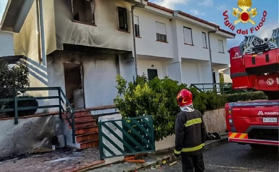 Paura nel cosentino, scoppia una bombola del gas: in fiamme una villetta 51 roseto incendio villetta 1 625x350 1