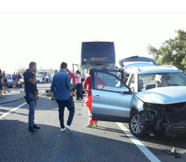 Bus contro auto sulla statale 106 in provincia di Cosenza 57 rossano9 n