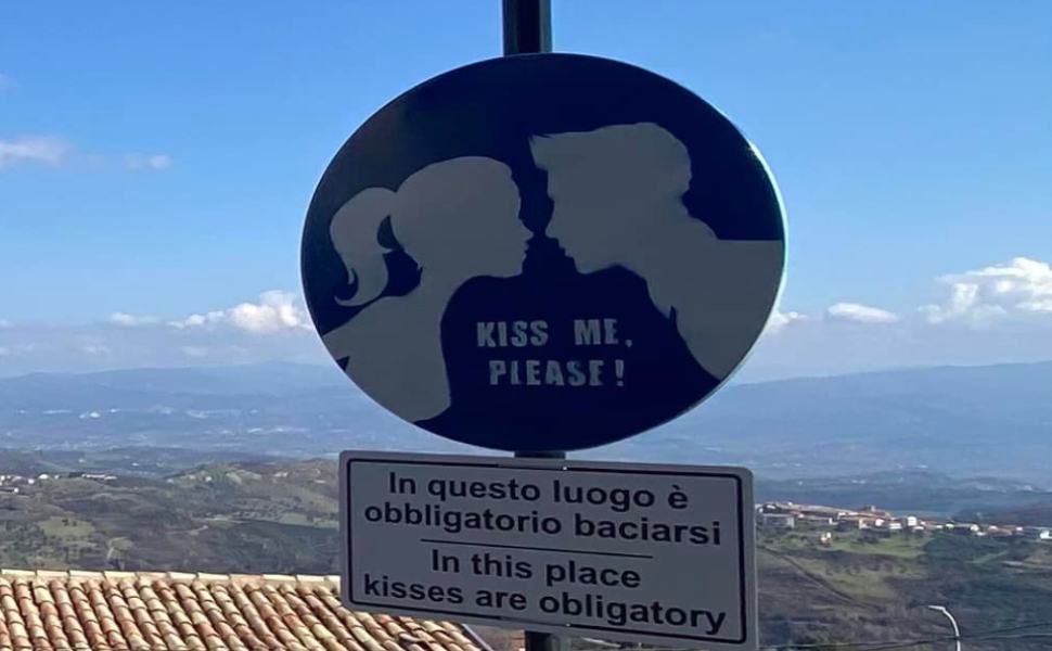 "In questo luogo è obbligatorio baciarsi": la romantica iniziativa di Rota Greca 51 rotagreca
