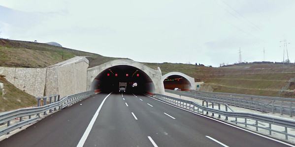 Stupefacenti in un camion di cipolle diretto a Tarsia 51 sa rc autostrada galleria 599x300 1