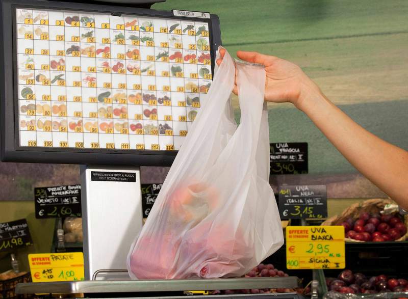 Sacchetti bio a pagamento, da oggi si portano da casa 53 sacchetti bio