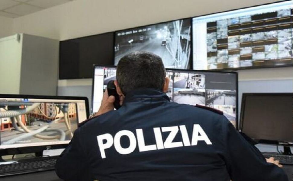 Incendia la porta di casa di una coppia di anziani per estorcergli denaro 51 sala operativa volanti
