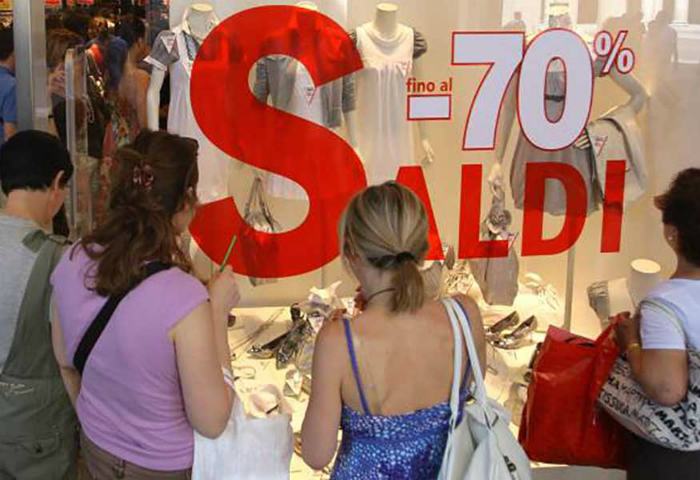 Al via i saldi estivi: ogni famiglia spenderà in media circa 230 euro 59 saldi estivi
