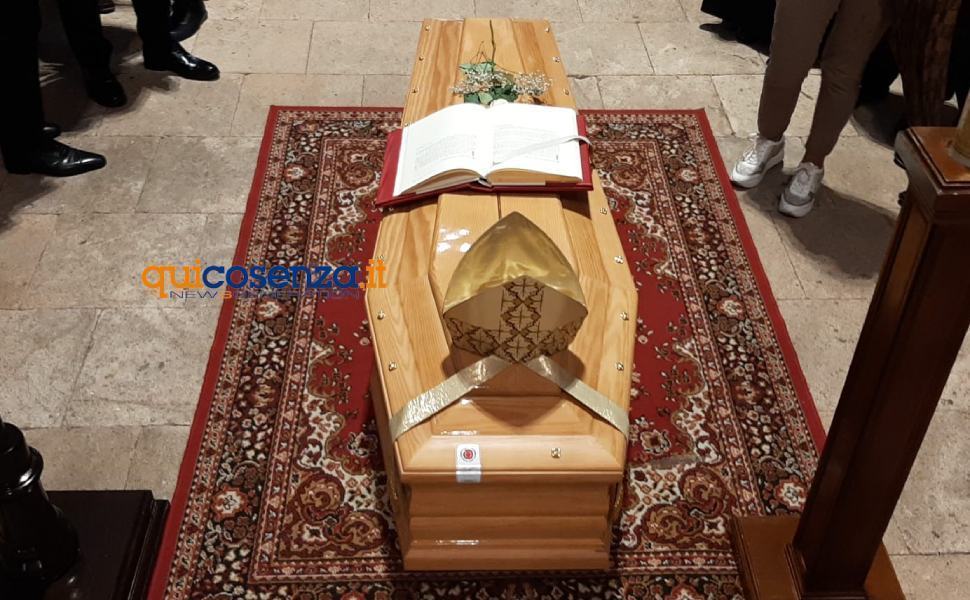 Il vescovo Nolè ritorna nella sua Cattedrale, aperta la camera ardente 2 salma nole cattedrale cosenza camera ardente 4