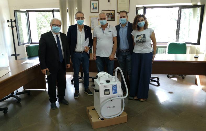 Casali del Manco dona un sanificatore al reparto di Terapia Intensiva di Cosenza 55 sanificatore1
