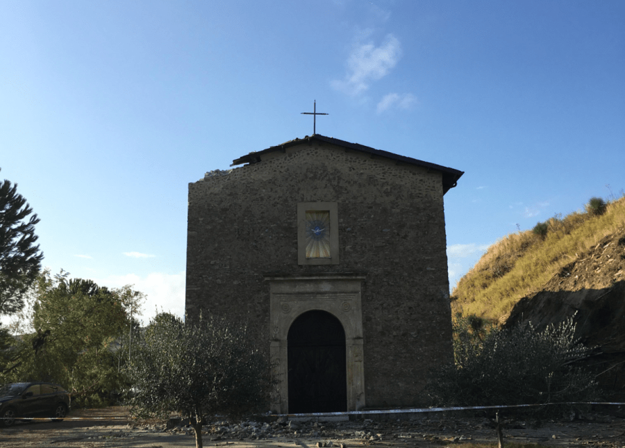 Tromba d'aria in Calabria, divelto il tetto di una chiesa 51 santuario setteporte e1538636316443