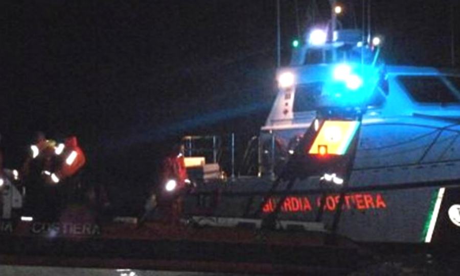 Nuovo sbarco in Calabria, 41 persone tra cui 4 donne e 5 minori. Presi gli scafisti 51 sbarco guardia costiera notte