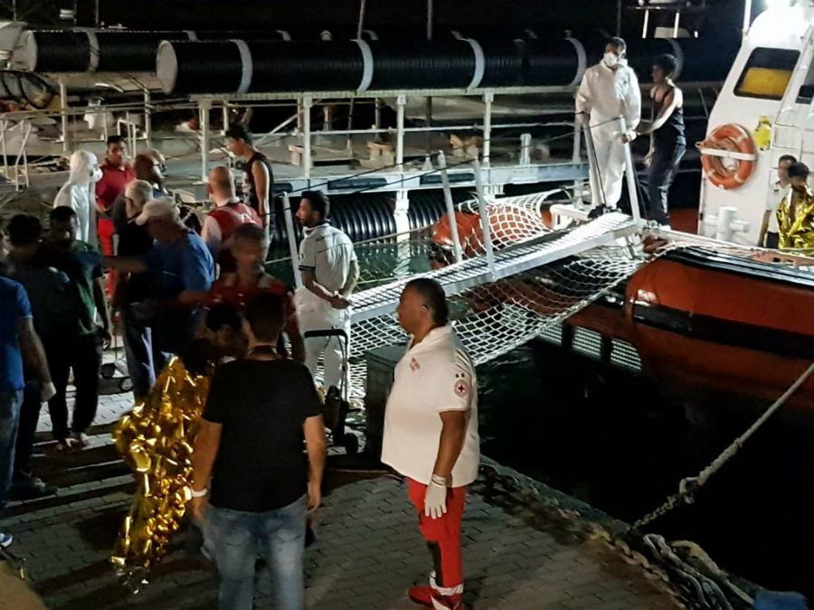 Crotone, sbarco di 56 migranti nella notte 51 sbarco irto 21 08 2018 2 1024x768 1