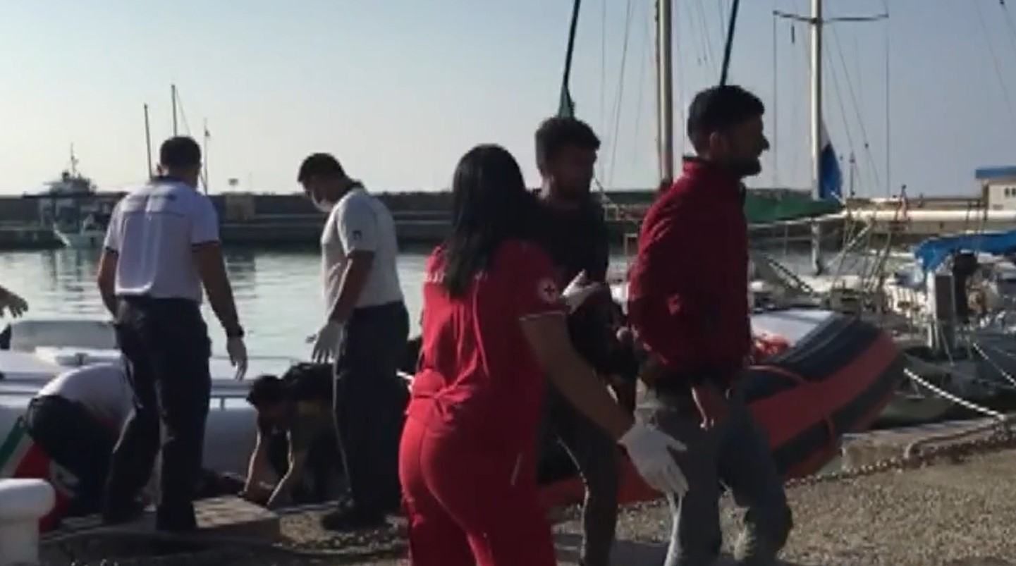 sbarco migranti barconi roccella