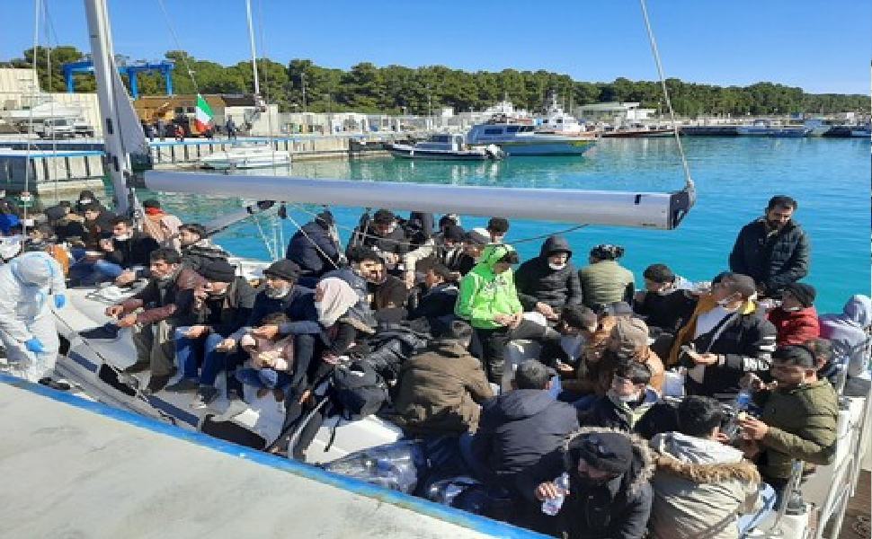 Nuovo sbarco in Calabria, arrivano in 104. Fra i migranti anche bimbi molto piccoli 51 sbarco migranti calabria