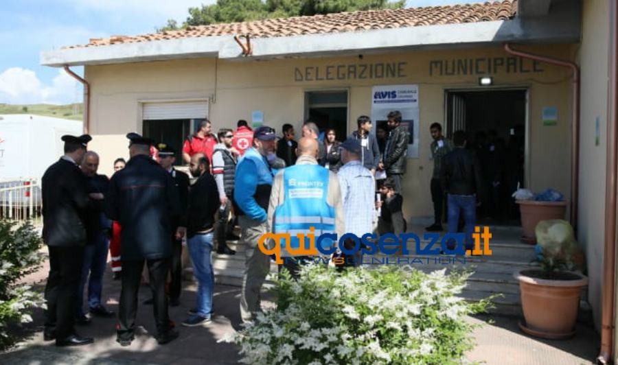 Sbarcati 52 migranti nella notte, si cercano gli scafisti 55 sbarco migranti cropani marina 01