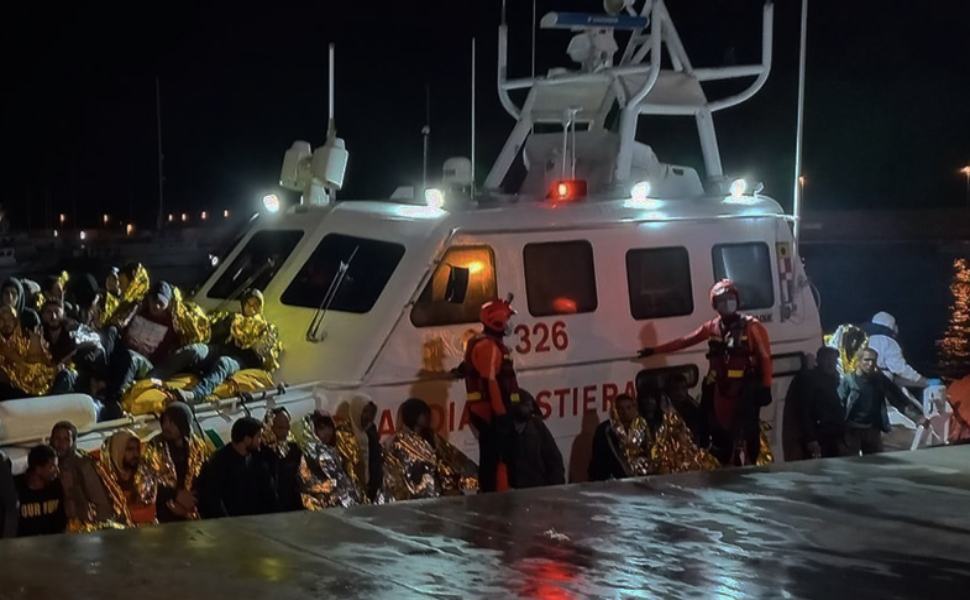 Migranti: recuperate 243 persone, erano su un barcone al largo in difficoltà 51 sbarco migranti guardia costiera 1