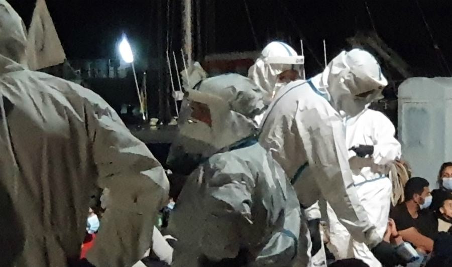 Ancora uno sbarco di migranti a Roccella Jonica, il settimo in otto giorni 51 sbarco migranti notte
