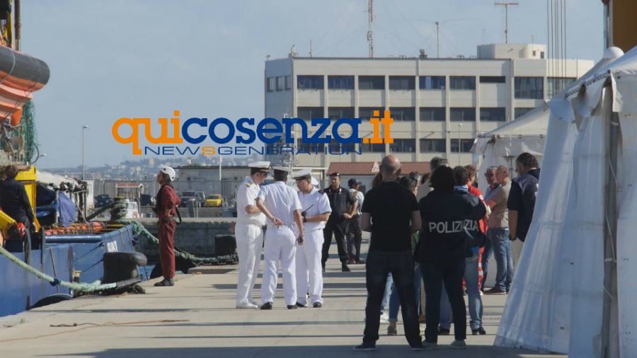 sbarco migranti porto reggio 03