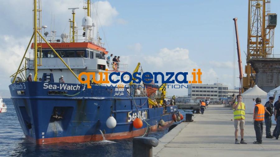 sbarco migranti porto reggio 05