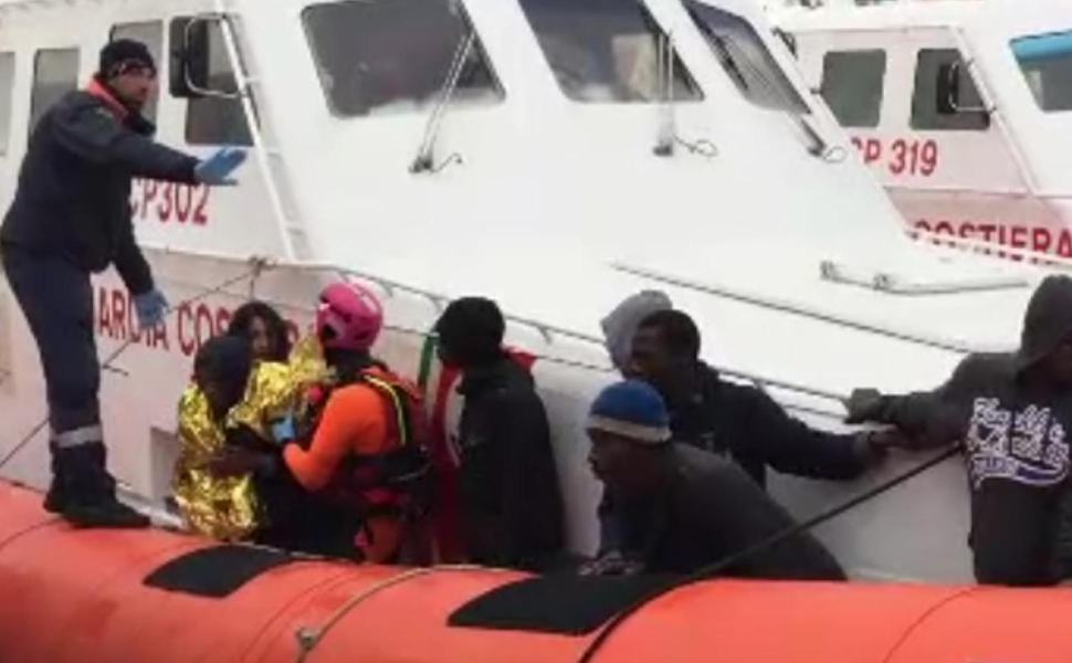 Migranti, due sbarchi in un giorno a Roccella. Salvini: "Lamorgese dove sei?" 51 sbarco migranti repertorio 1