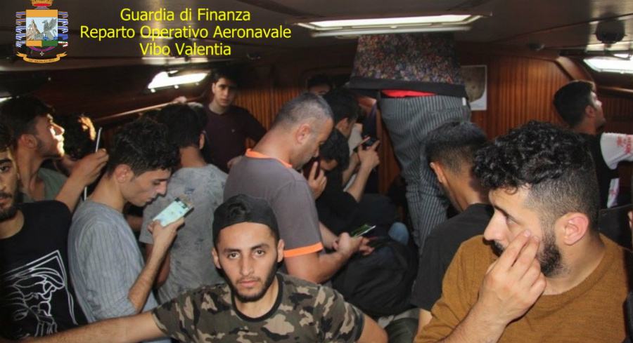 Intercettata barca a vela carica di migranti, scafisti in manette 55 sbarco roccella 01 migranti