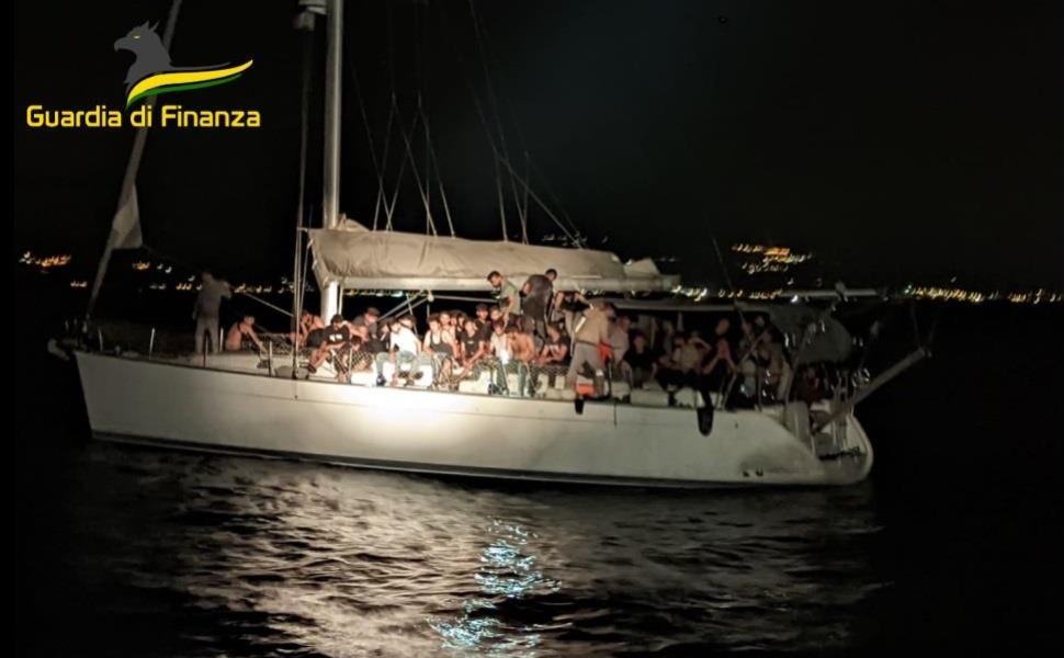 Altri 100 migranti sbarcano in Calabria, soccorsi in mare 51 sbarco roccella migranti finanza