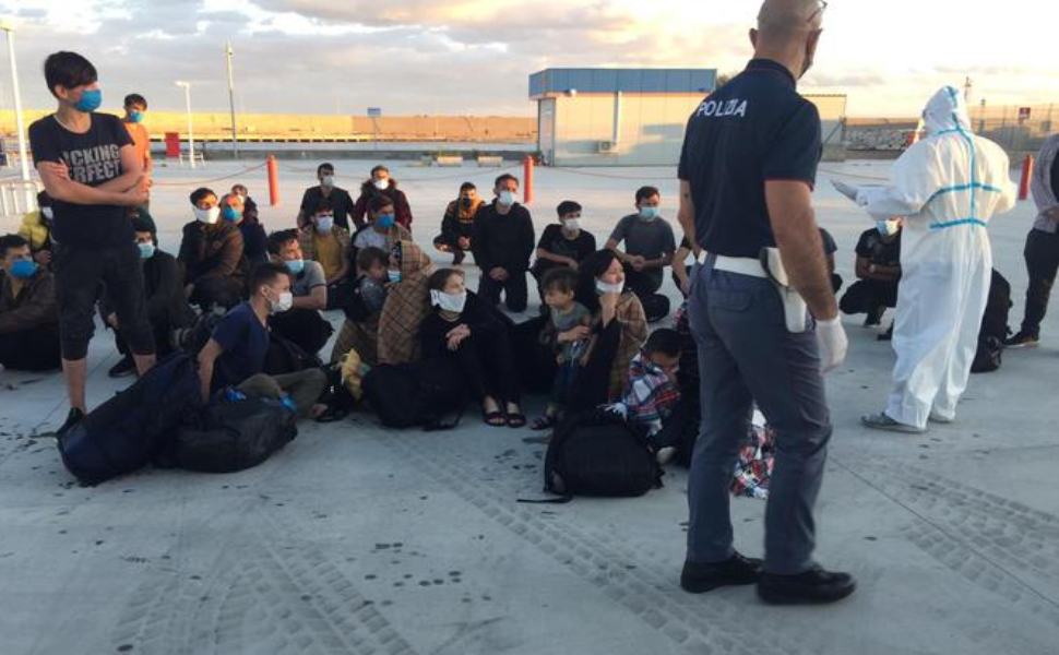 Ancora uno sbarco in Calabria, 106 persone tra cui donne e bambini 51 sbarco roccella