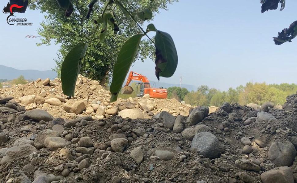 scavo rose furto materiale inerte carabinieri forestali 02
