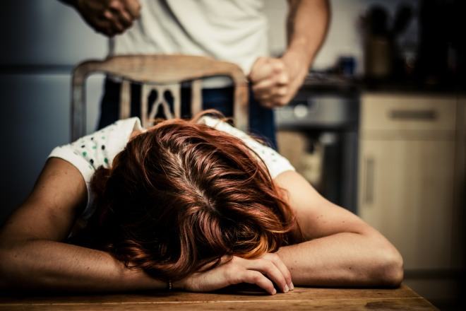 Marito violento arrestato: costringeva l'ex moglie a non truccarsi o uscire, altrimenti la picchiava 197 scegliere uomo giusto violenza domestica