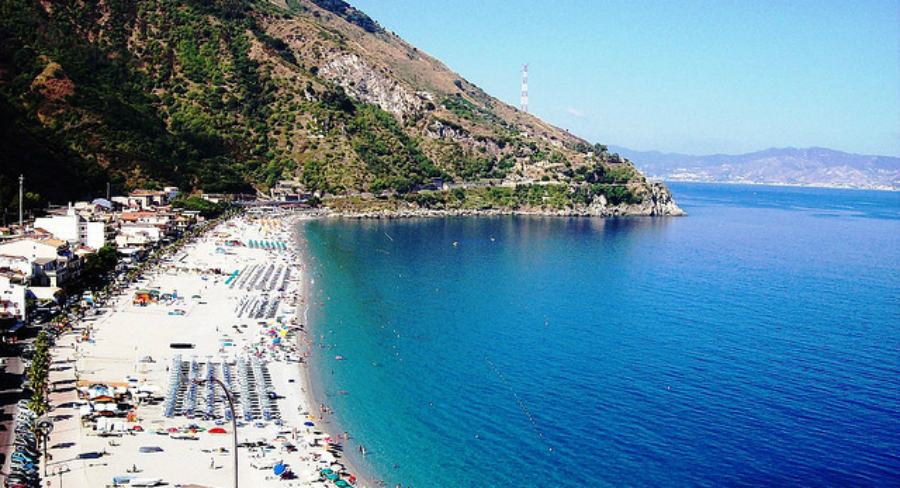 Venti contro uno, mega rissa in spiaggia. Diciottenne finisce in ospedale 51 scilla spiaggia mare