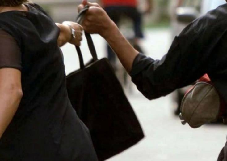 Minorenne scippa una donna, arrestato dalla polizia 51 scippo 5 2 1