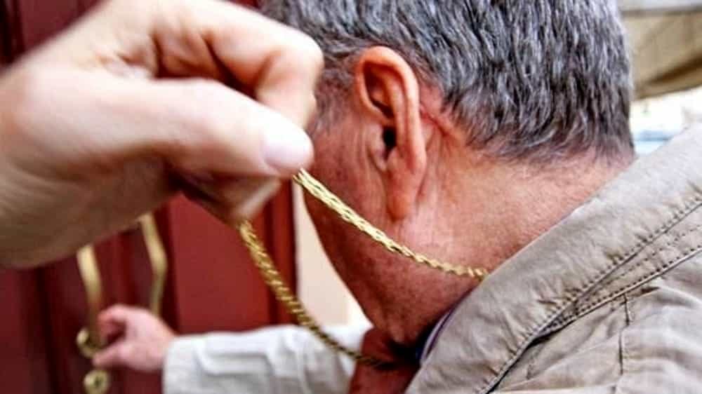 scippo furto collana anziano 2