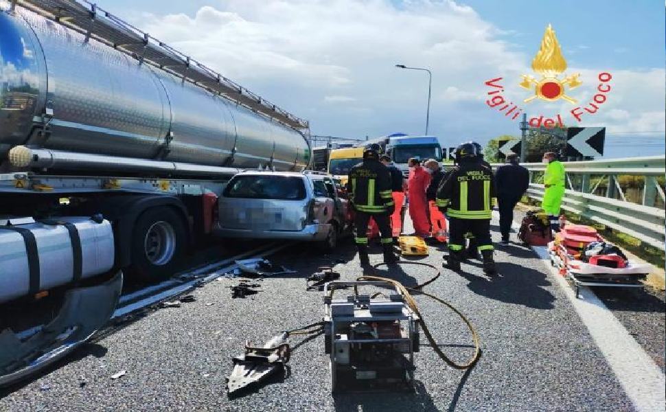 Scontro tra auto e camion sulla rampa dello svincolo autostradale: 2 feriti 51 scontro auto camion autostrada
