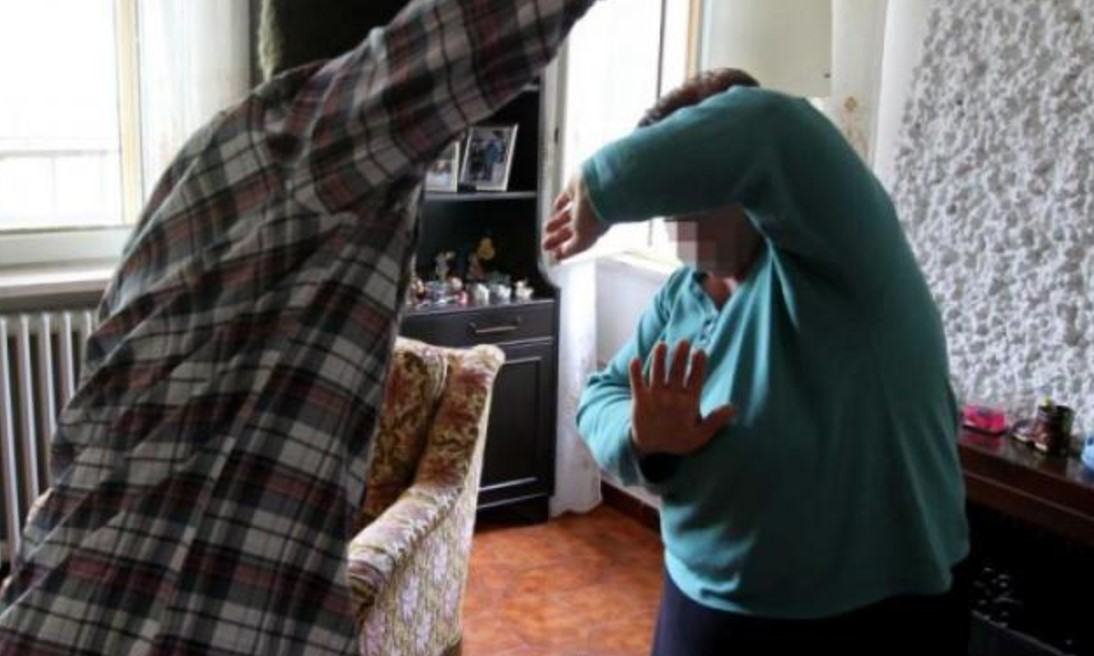 Anni di maltrattamenti all'anziana madre per soldi, un arresto 51 screenshot 8