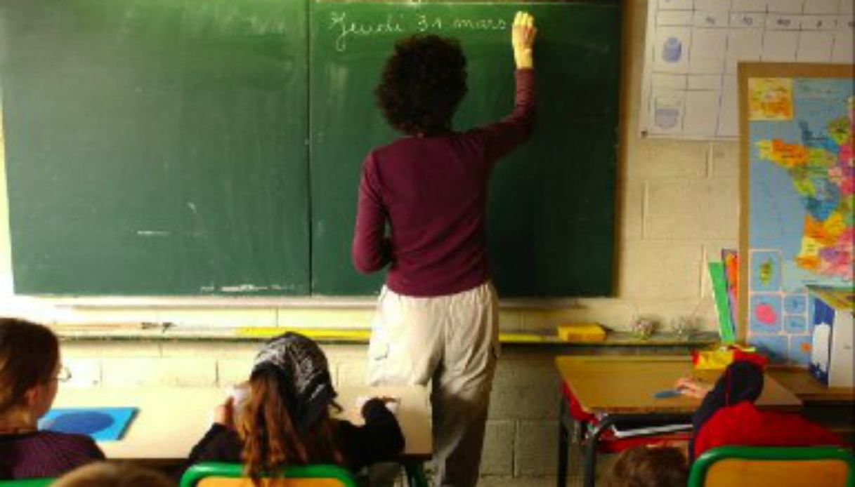 Insegnante insulta i propri studenti: "Sputatevi allo specchio balordi, ignoranti e capre" 51 scuola 15