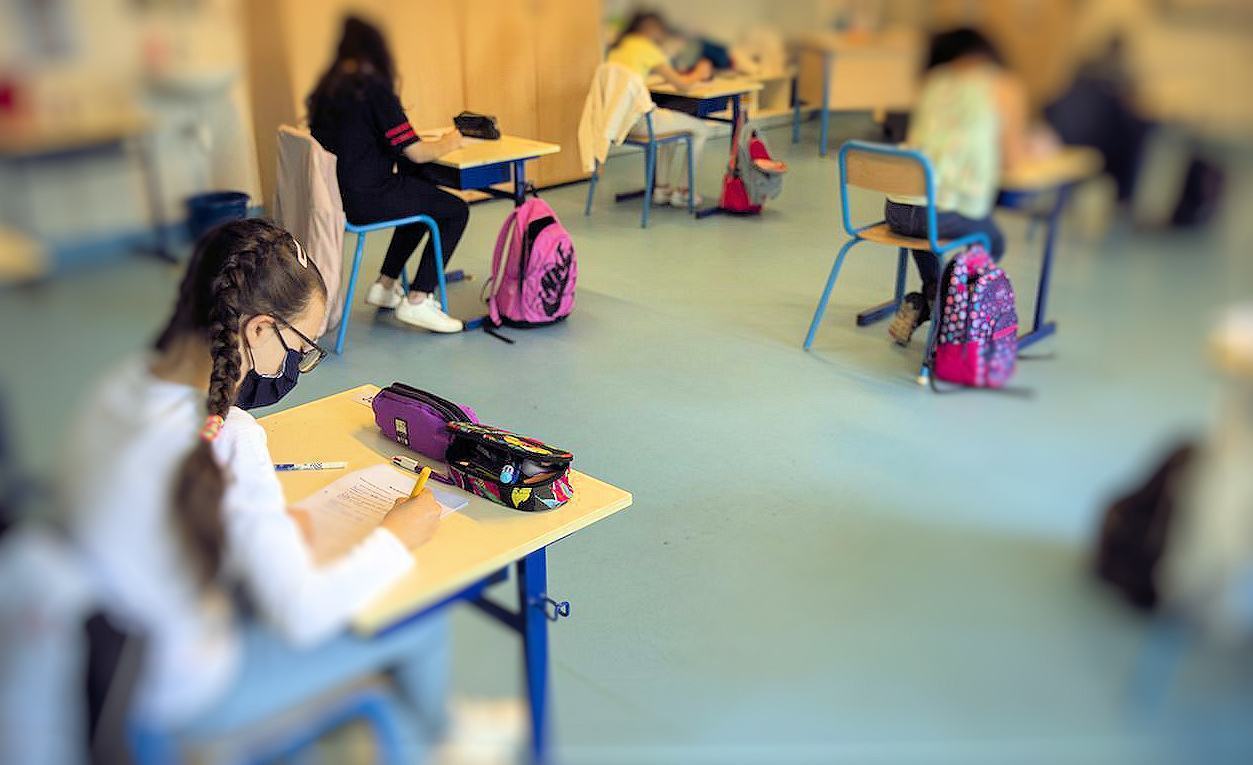 scuola alunni banchi 1