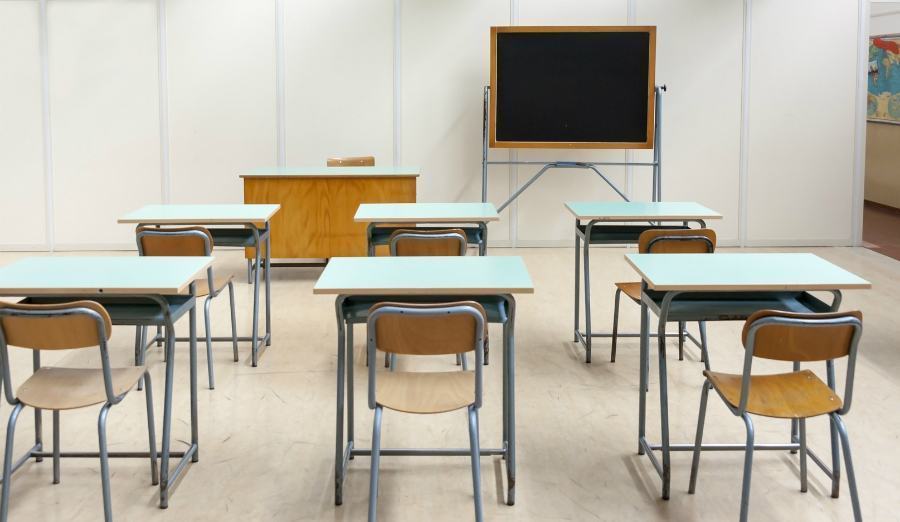scuola chiusa banchi 2
